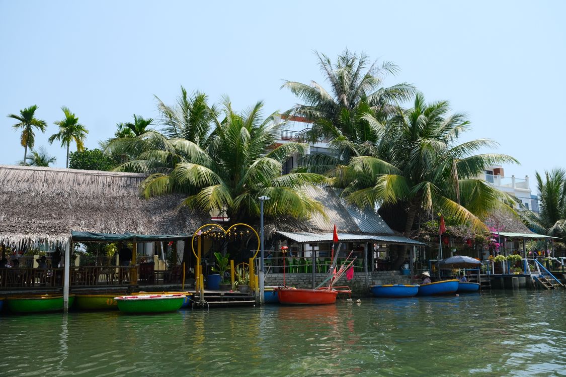 quán cà phê view sông nhiệt đới