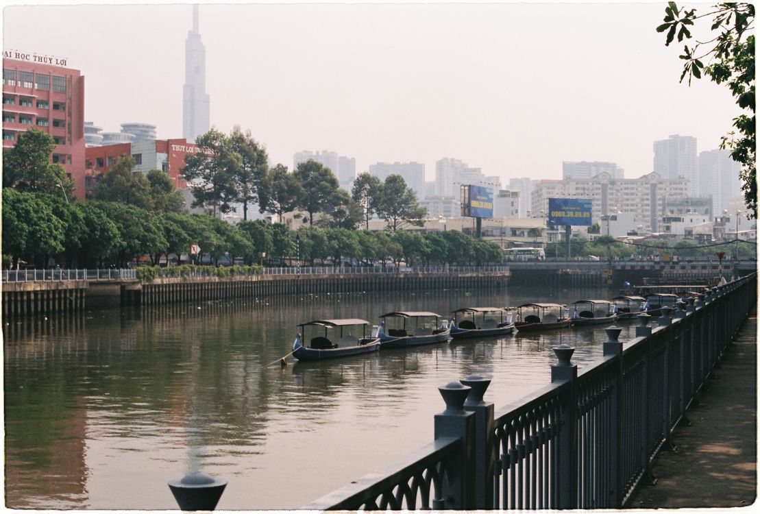 quán cà phê view sông thuyền bến