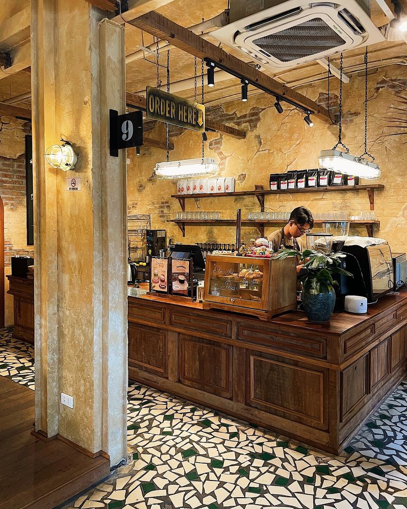 Cổng vào quán cà phê vintage tường vàng rêu phong