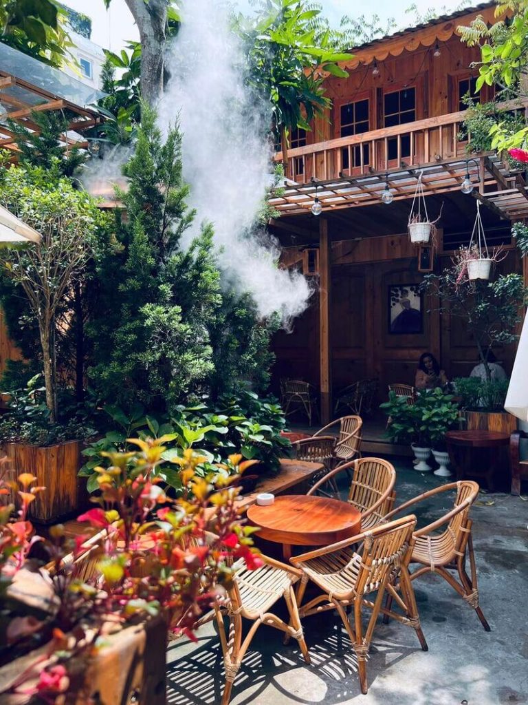 Sân vườn quán cà phê vintage trang trí nhiều cây xanh