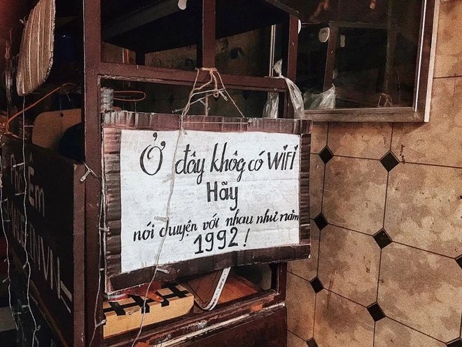 Biển hiệu quán cafe không wifi nhắc về năm 1992.