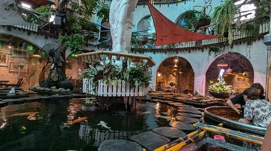 quán cafe rộng phong cách châu Âu có hồ cá và kiến trúc mái vòm tại TP.HCM