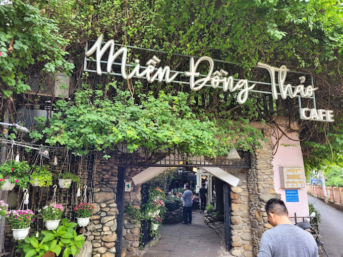 quán cafe rộng Miền Đồng Thảo với lối vào phủ dây leo và không gian sân vườn thư giãn tại TP.HCM