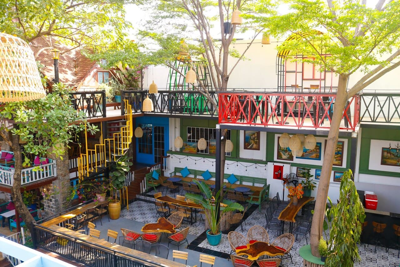 quán cafe rộng nhiều tầng phong cách rực rỡ, thoáng đãng tại TP.HCM