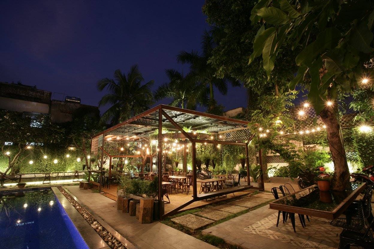 quán cafe rộng Oasis Cafe tại TP.HCM với không gian sân vườn, hồ bơi và ánh đèn lãng mạn