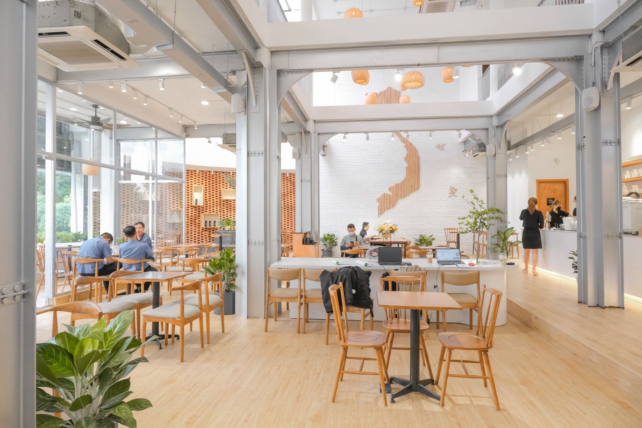 quán cafe rộng tối giản tại TP.HCM với ánh sáng tự nhiên và nội thất hiện đại