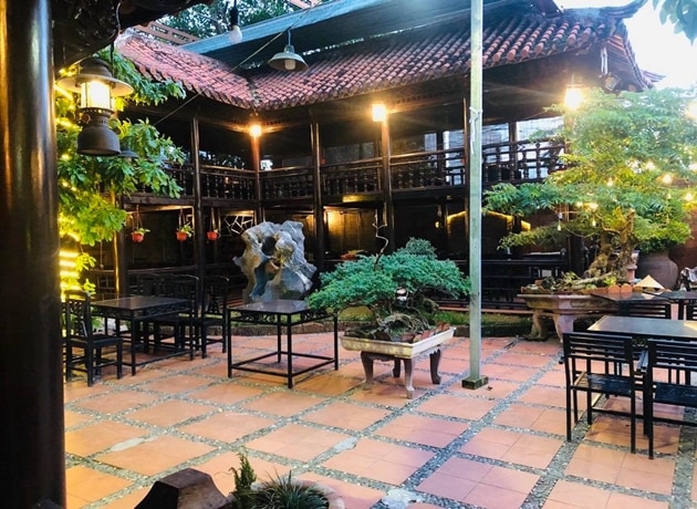 phong cách nhà gỗ truyền thống với bonsai tại TP.HCM