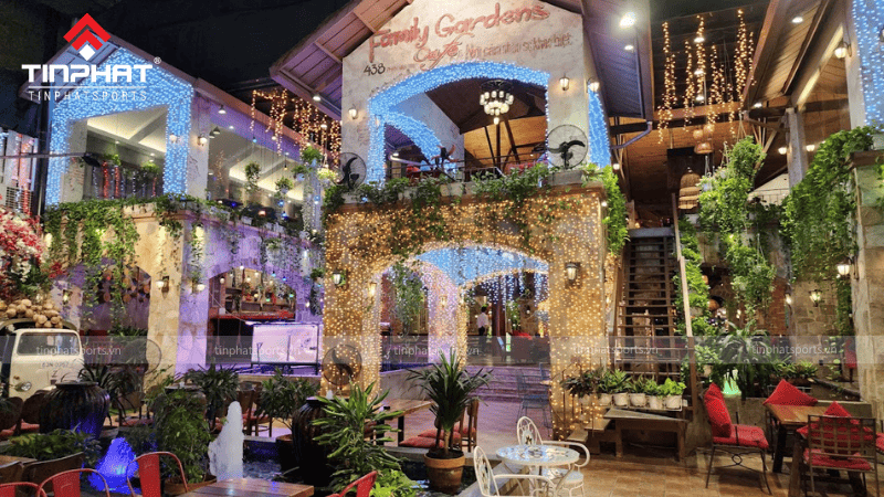 quán cafe rộng Family Gardens phong cách châu Âu với đèn trang trí đẹp tại TP.HCM