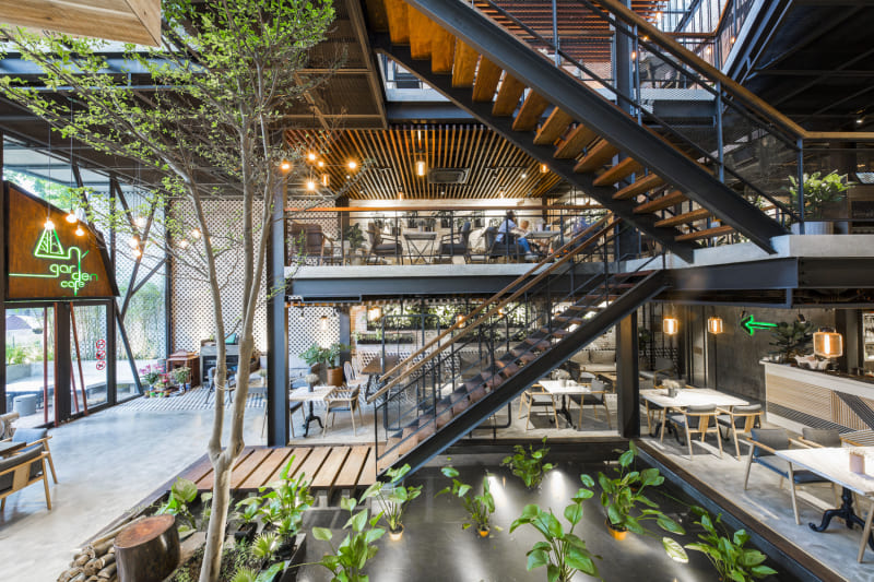 quán cafe rộng thiết kế hiện đại 3 tầng nhiều cây xanh tại TP.HCM