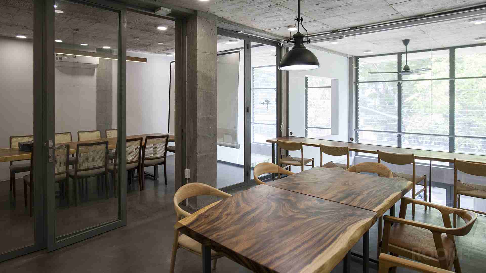 Thiết kế nội thất gỗ tại quán cafe silent work.
