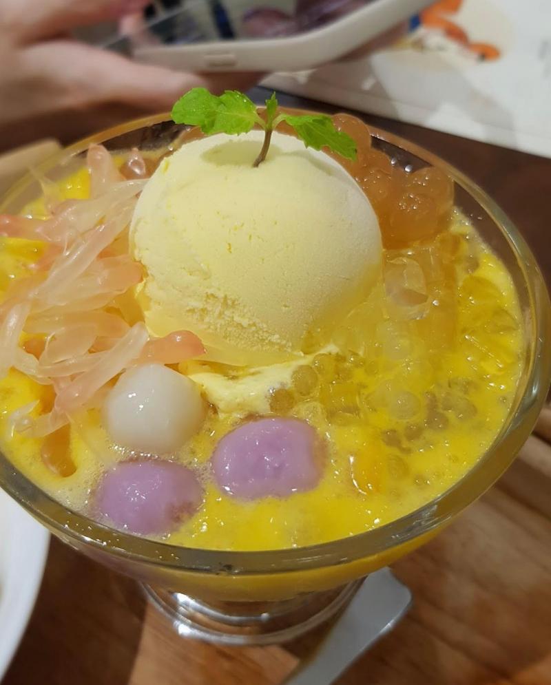 Chè xoài tàu hũ Nhật kết hợp trân châu và khoai dẻo tại quán chè ngon Yi Jia Dessert ở TP.HCM – hương vị ngọt thanh và hình thức bắt mắt.

