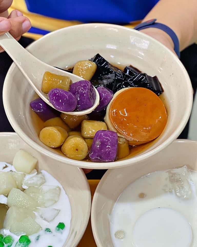 Chè khoai dẻo và thạch flan Đà Nẵng tại quán chè ngon Chè Phan, với màu sắc bắt mắt và vị ngọt dịu, ăn cùng nước đường và đá lạnh.

