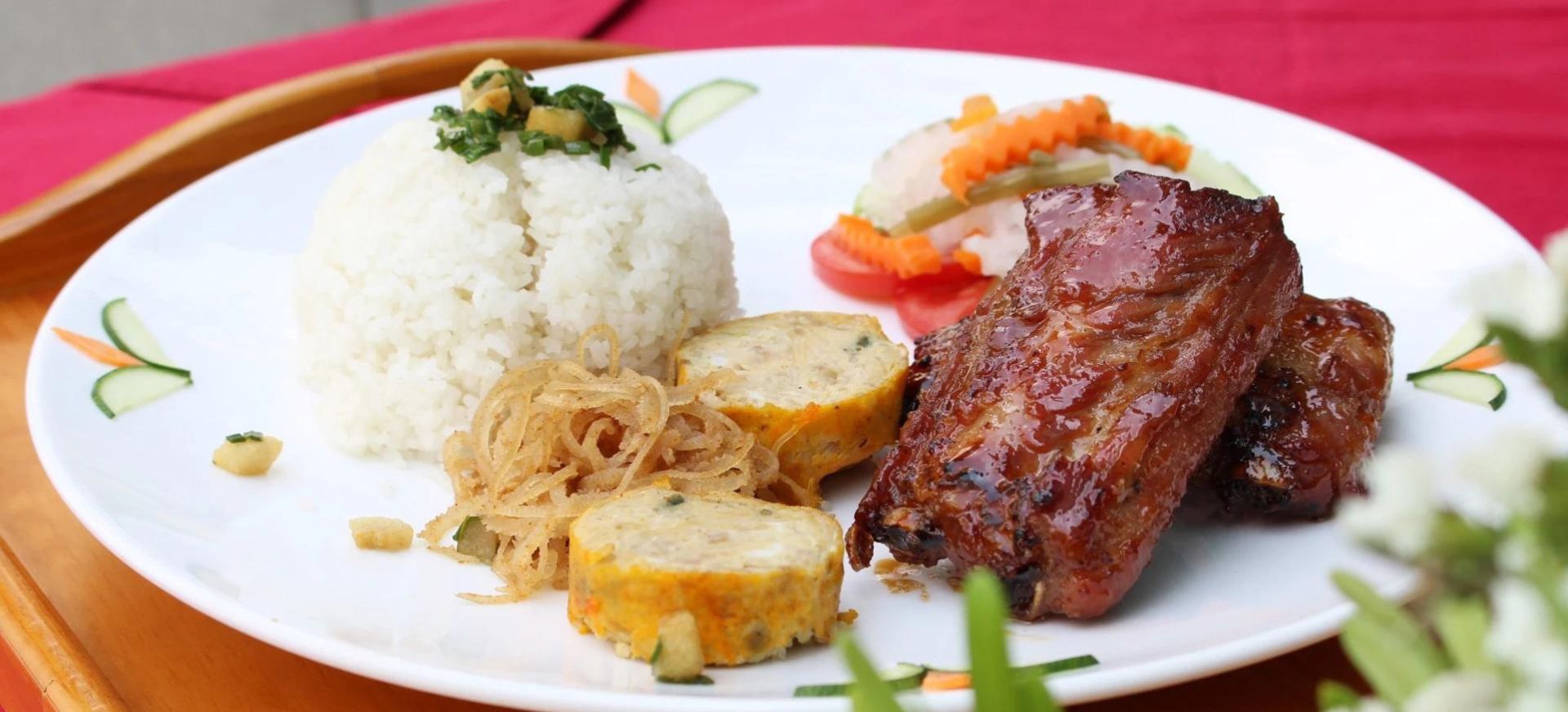 Cơm tấm sườn cây tại quán cơm tấm ngon Sài Gòn Top Review Việt.