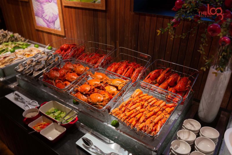 Quầy hải sản buffet tại The Crab với các loại cua, tôm, sò, bày biện đẹp mắt trong khay inox – nổi bật với phong cách phục vụ hiện đại và sáng tạo.