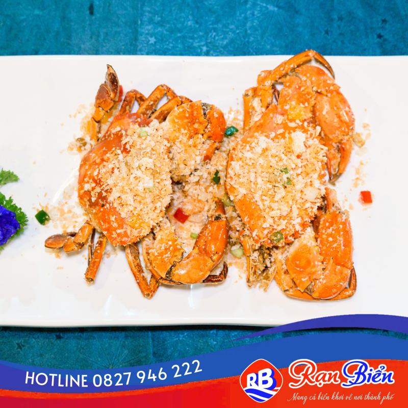 Đĩa cua rang muối ớt vàng ruộm, rắc muối tôm giòn rụm và rau trang trí – món đặc sản tại quán cua Hải Sản Rạn Biển, nổi bật với hương vị cay mặn hài hòa.