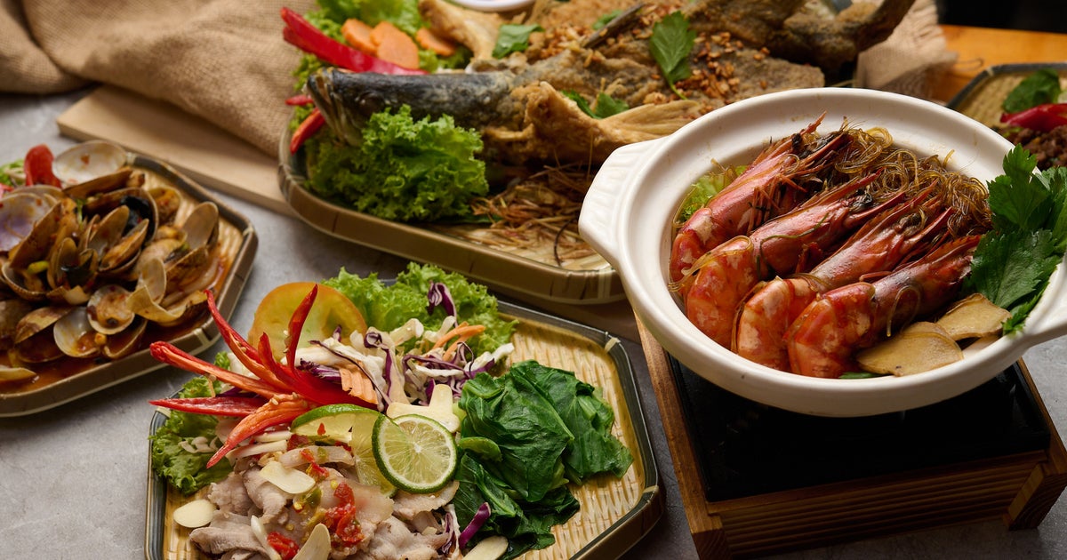 Tôm hấp miến ở quán hải sản ngon Sài Gòn.