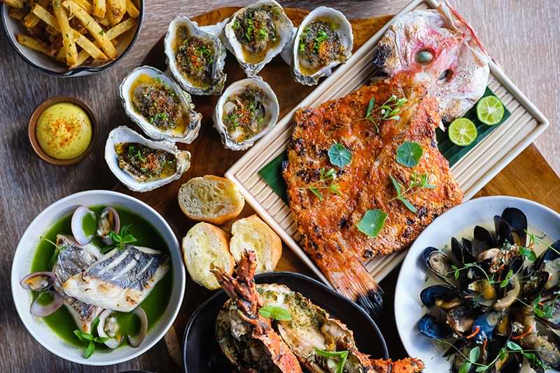 Cá nướng nguyên con tại quán hải sản ngon Sài Gòn.