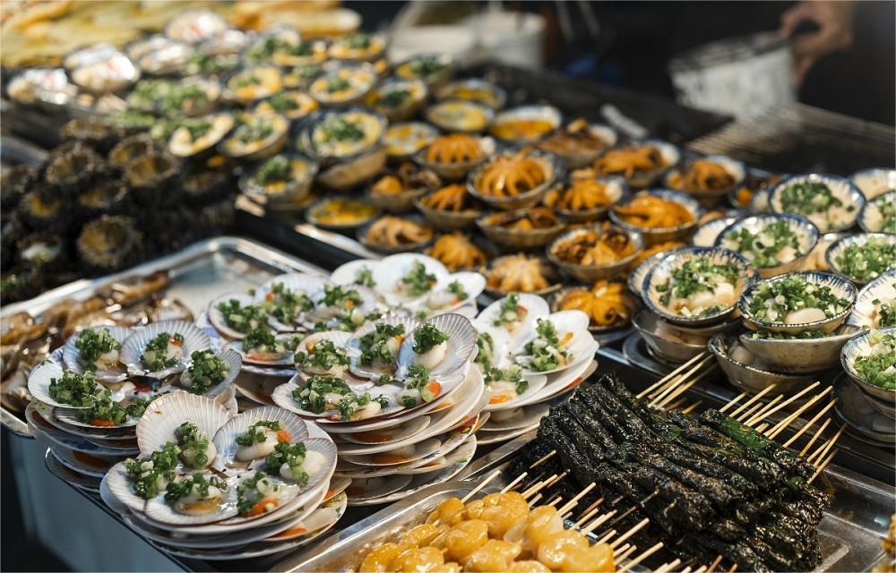 Quầy ốc và hàu tại quán hải sản ngon Sài Gòn.