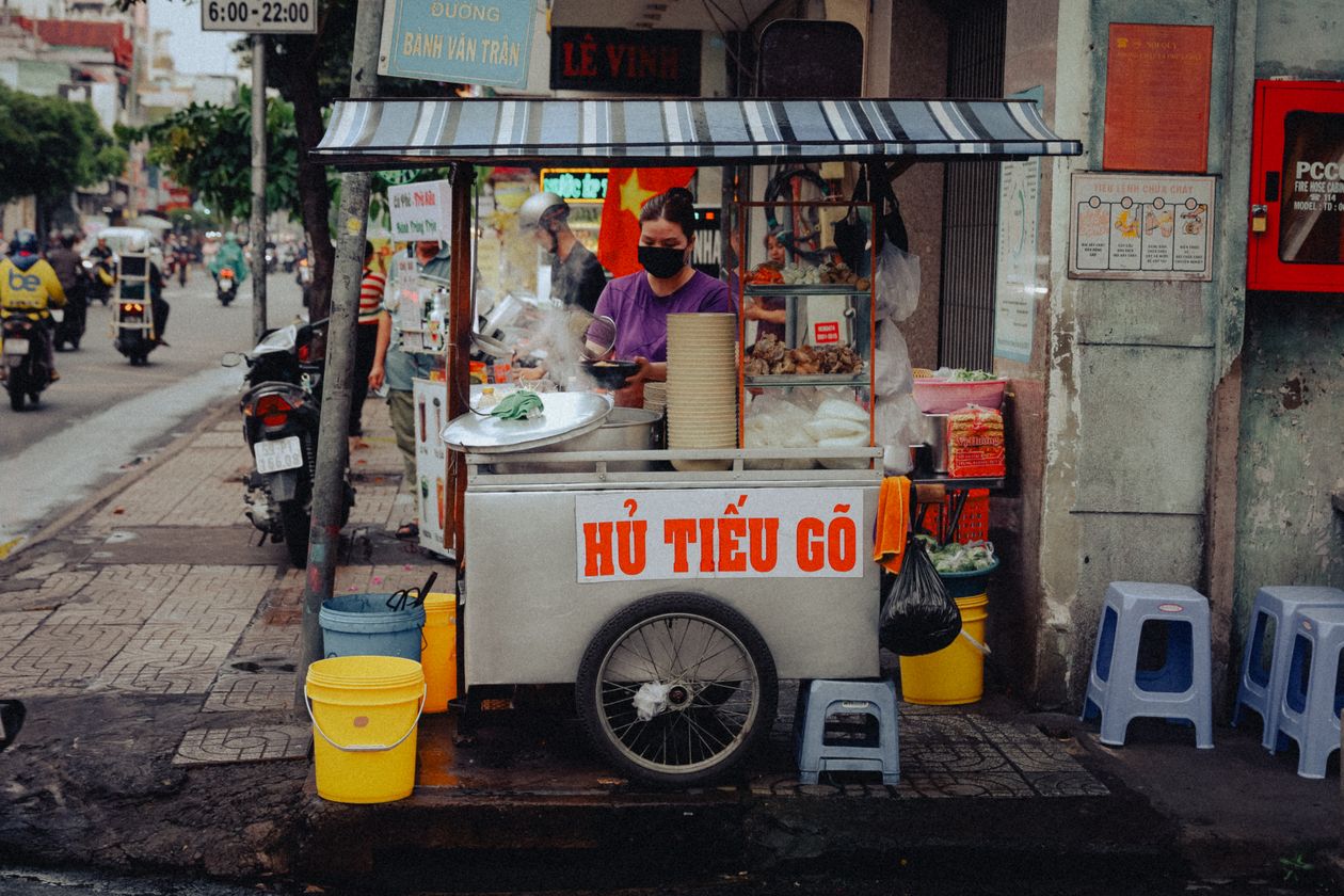 Quán hủ tiếu vỉa hè nhộn nhịp ở Sài Gòn