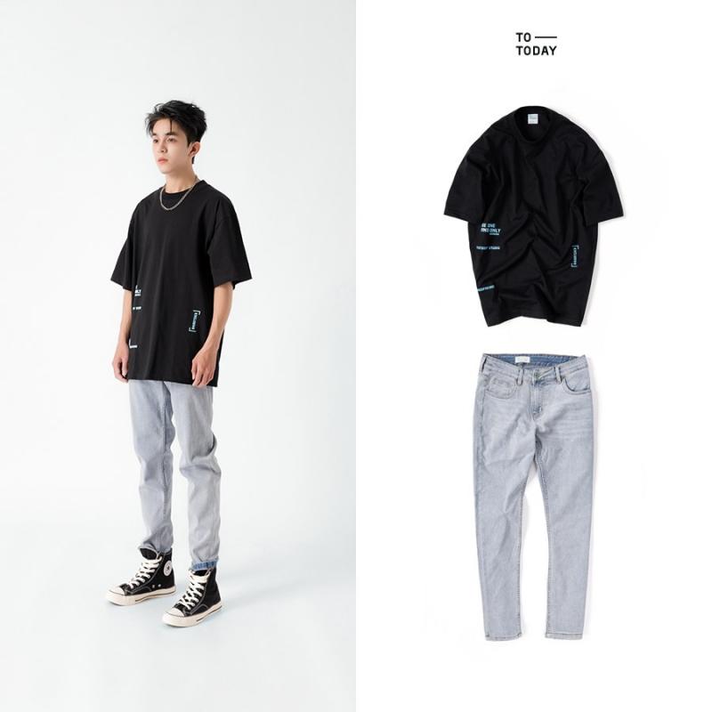Hình ảnh quần jeans nam TOTO Shop phong cách phá cách, thiết kế xước và wash độc đáo, đường may tỉ mỉ, mang lại sự bền đẹp và khác biệt.