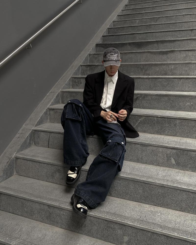 Hình ảnh quần jeans nam LIDER với thiết kế phá cách, đường may và họa tiết độc đáo, chất liệu denim dày dặn nhưng thoải mái, phù hợp phong cách streetwear cá tính.