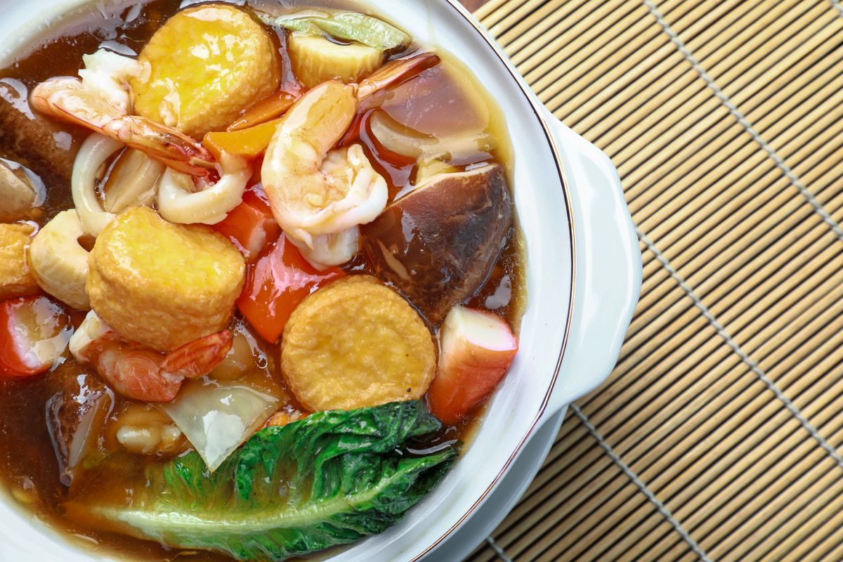 quan lau hai san ngon tphcm - noi lau day ap tom muc