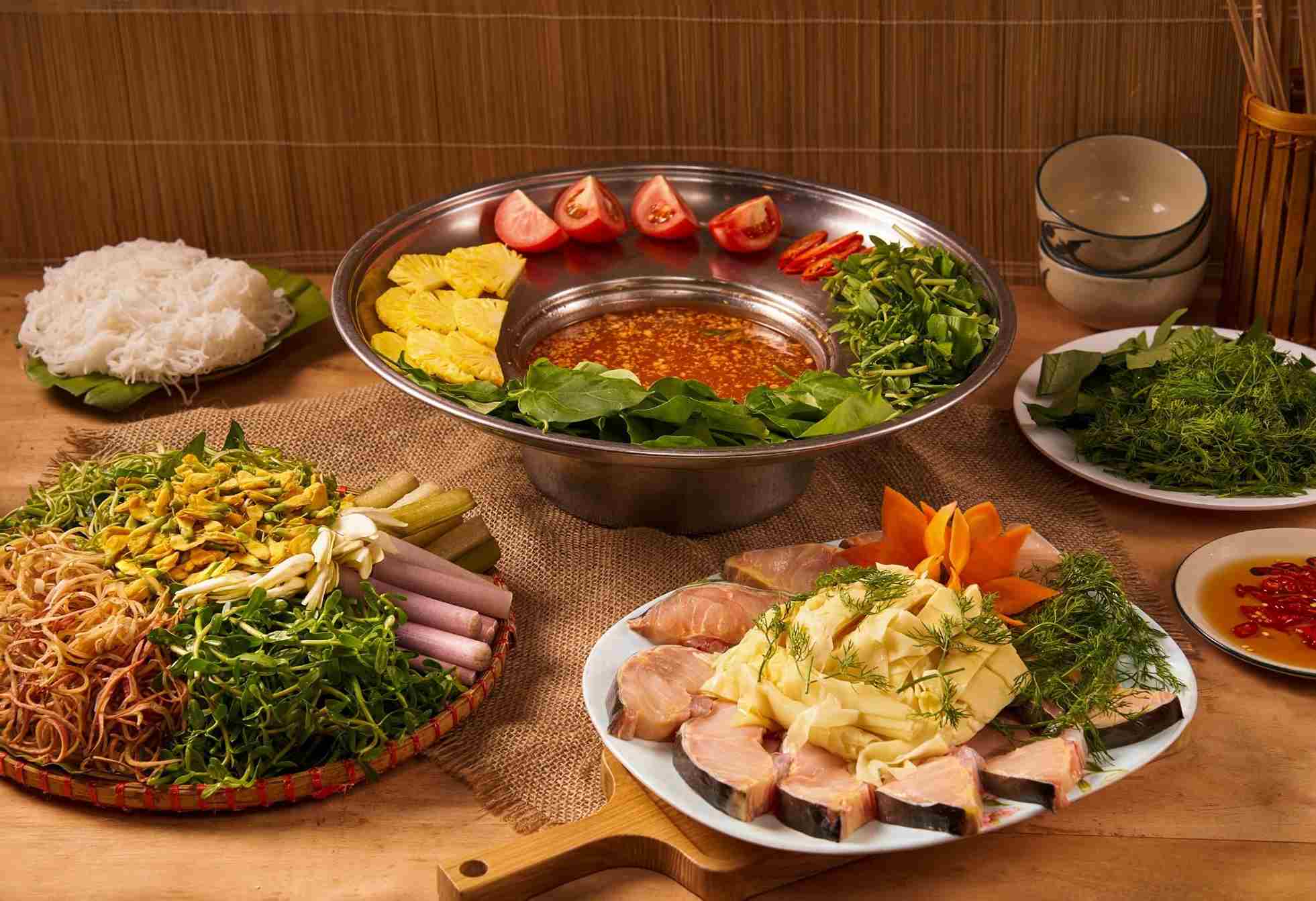 Lẩu cá linh bông điên điển tại quán lẩu ngon Sài Gòn