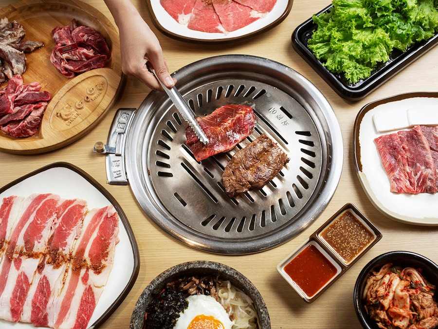 Nướng thịt bò tảng trên bếp tại quán lẩu nướng ngon