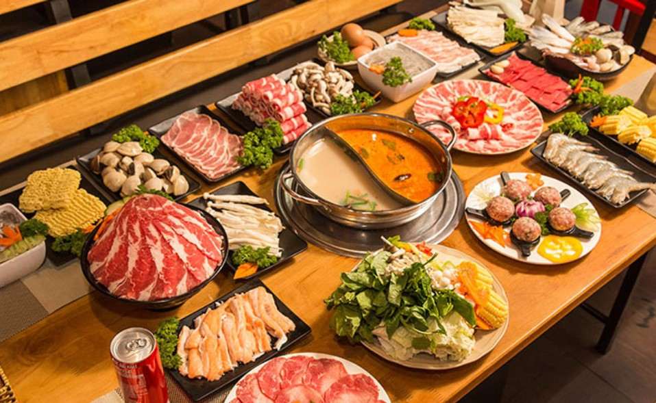 Buffet lẩu hai ngăn đa dạng đồ nhúng