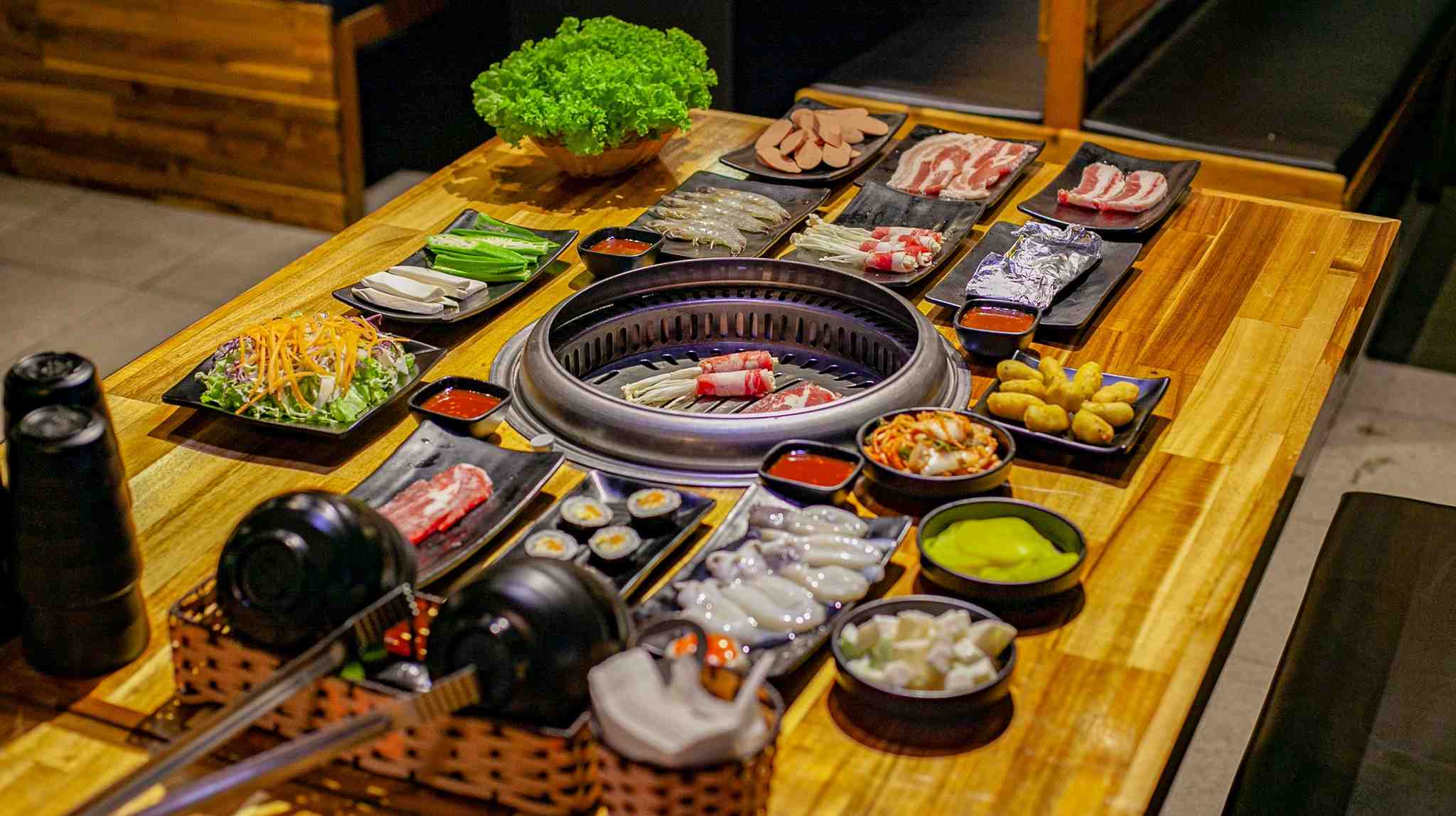 Không gian ăn uống ấm cúng tại quán lẩu nướng ngon