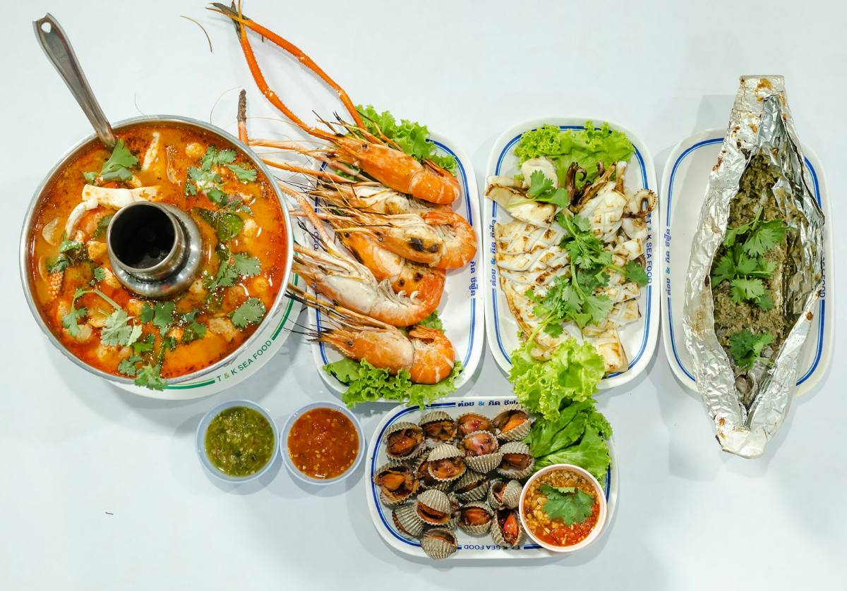Mâm lẩu Thái tom yum đầy đủ tại quán lẩu Thái ngon TPHCM