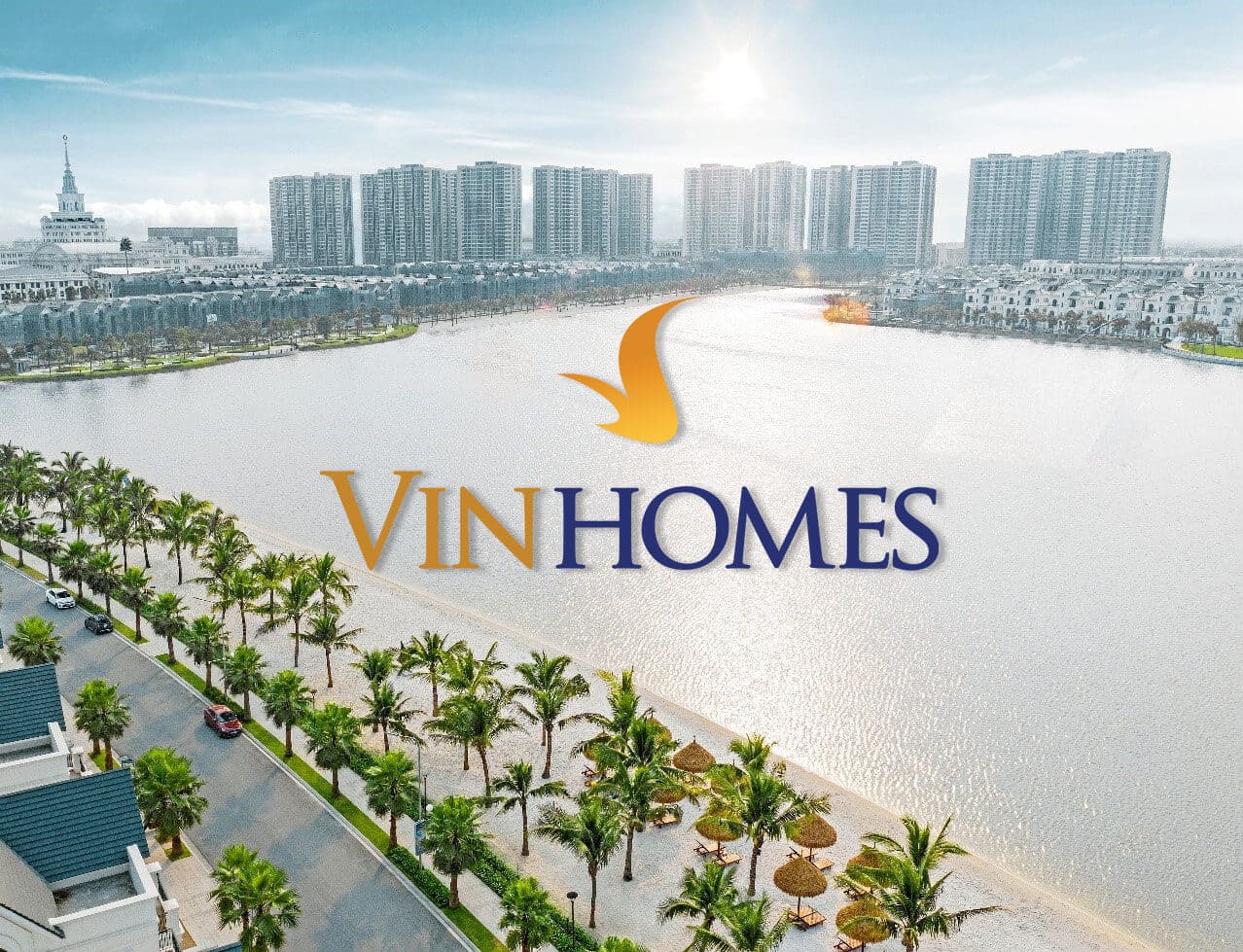 Toàn cảnh khu đô thị Vinhomes ven hồ với chung cư cao tầng và biệt thự, thể hiện năng lực quản lý bất động sản hiện đại và đồng bộ.