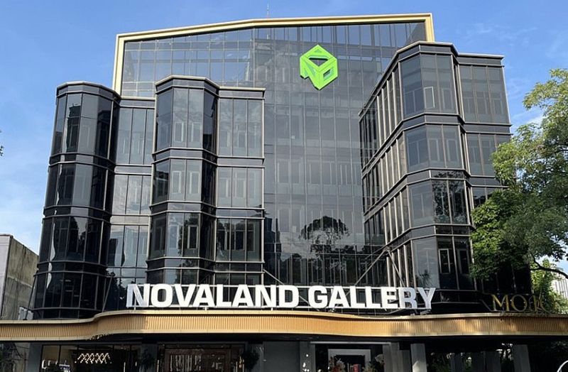 Tòa nhà Novaland Gallery với mặt kính hiện đại, biểu tượng thương hiệu xanh và tên gọi "Novaland Gallery" phía trước, biểu trưng cho năng lực quản lý bất động sản chuyên nghiệp.
