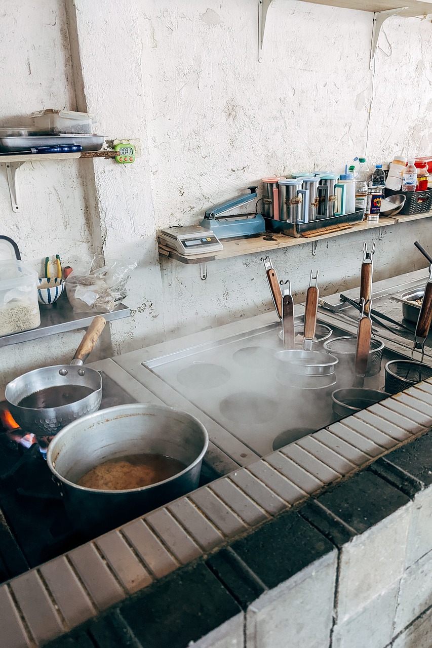 Bếp nấu ramen chuyên nghiệp tại quán mì nhật ngon
