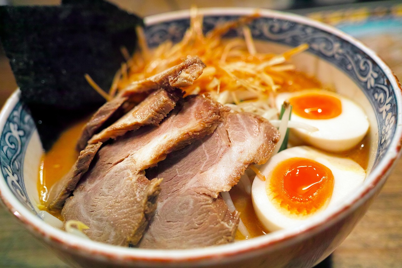 Tô ramen mì nhật truyền thống với trứng và hành lá thơm ngon