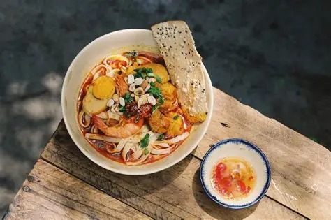 Tô mì Quảng tôm thịt tại quán mì quảng ngon