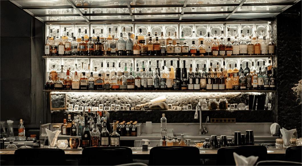 Kệ rượu đa dạng tại quầy bar quán pub chill.