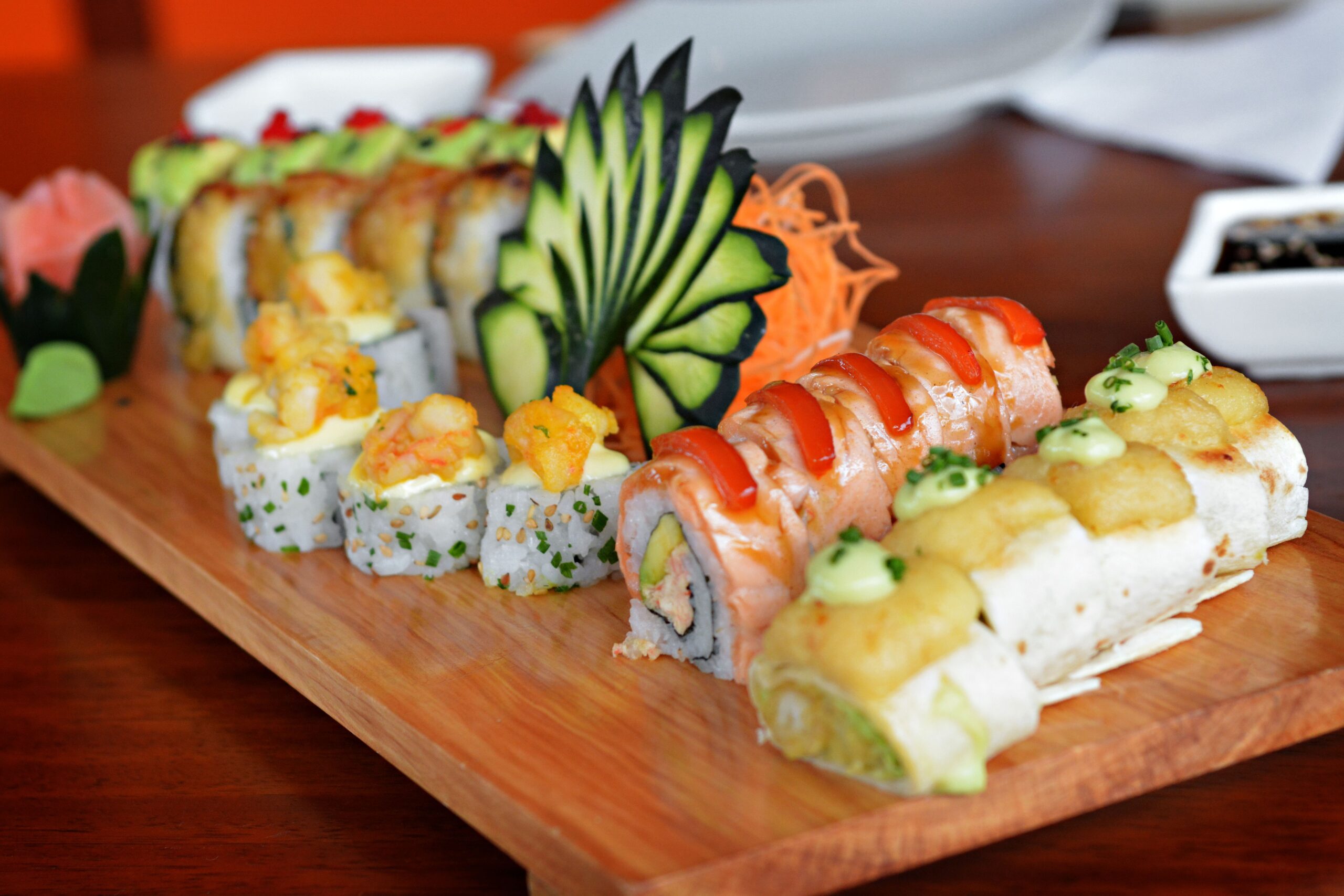 quán sushi ngon TP.HCM với đĩa sushi đa dạng