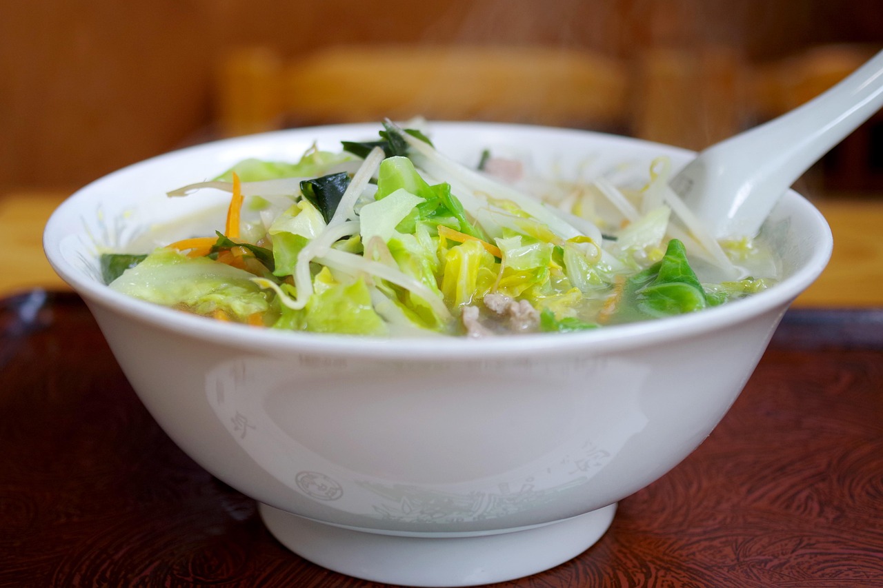 Ramen Nhật Bản đặc truyền với tôm và thịt chashu thơm ngon