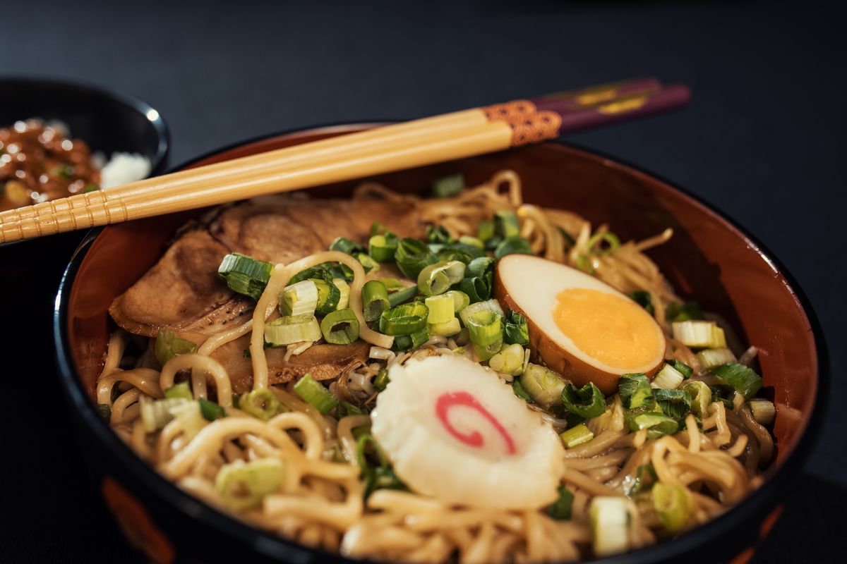 Tô ramen Nhật Bản truyền thống với trứng lòng đào và hành lá