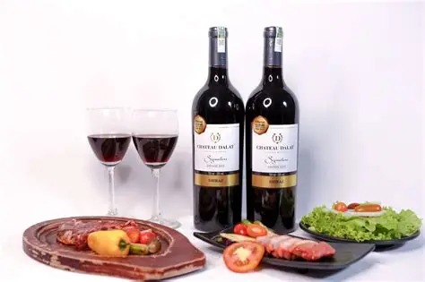 Thưởng thức rượu vang nội địa Việt Nam với bò bít tết