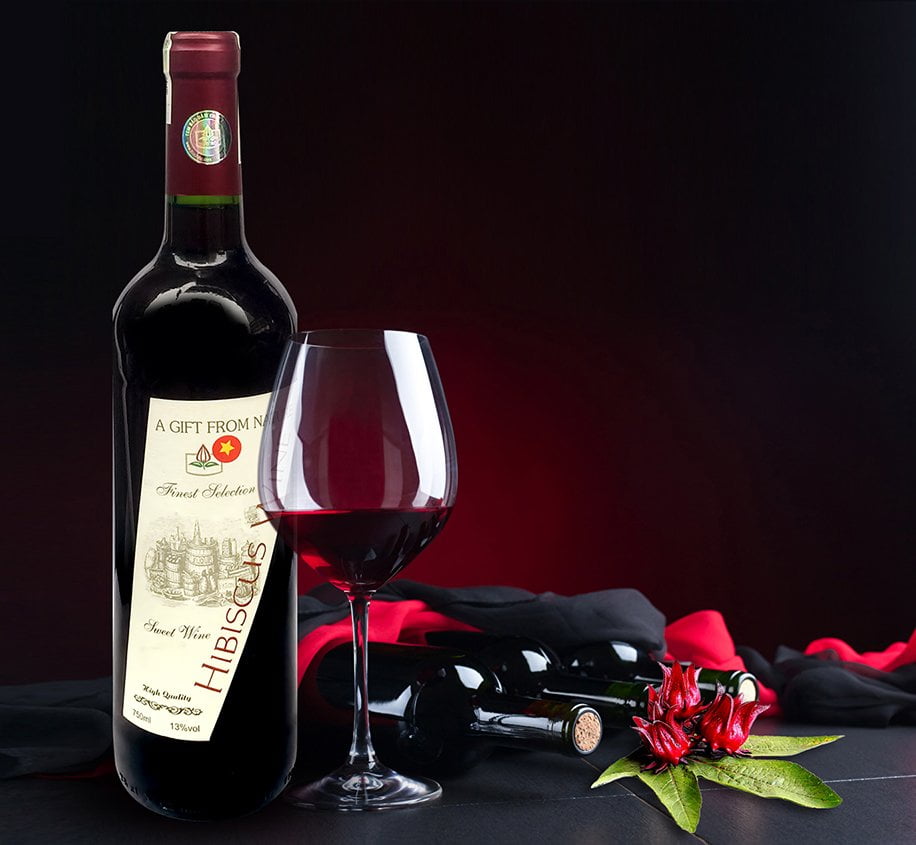 Ly rượu vang nội địa Việt Nam màu đỏ đậm