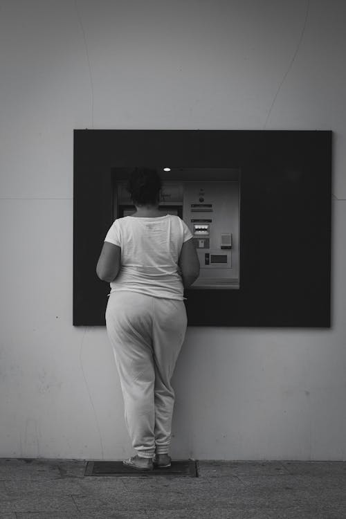 khách hàng rút tiền tại máy ATM ngân hàng nhanh chóng tiện lợi
