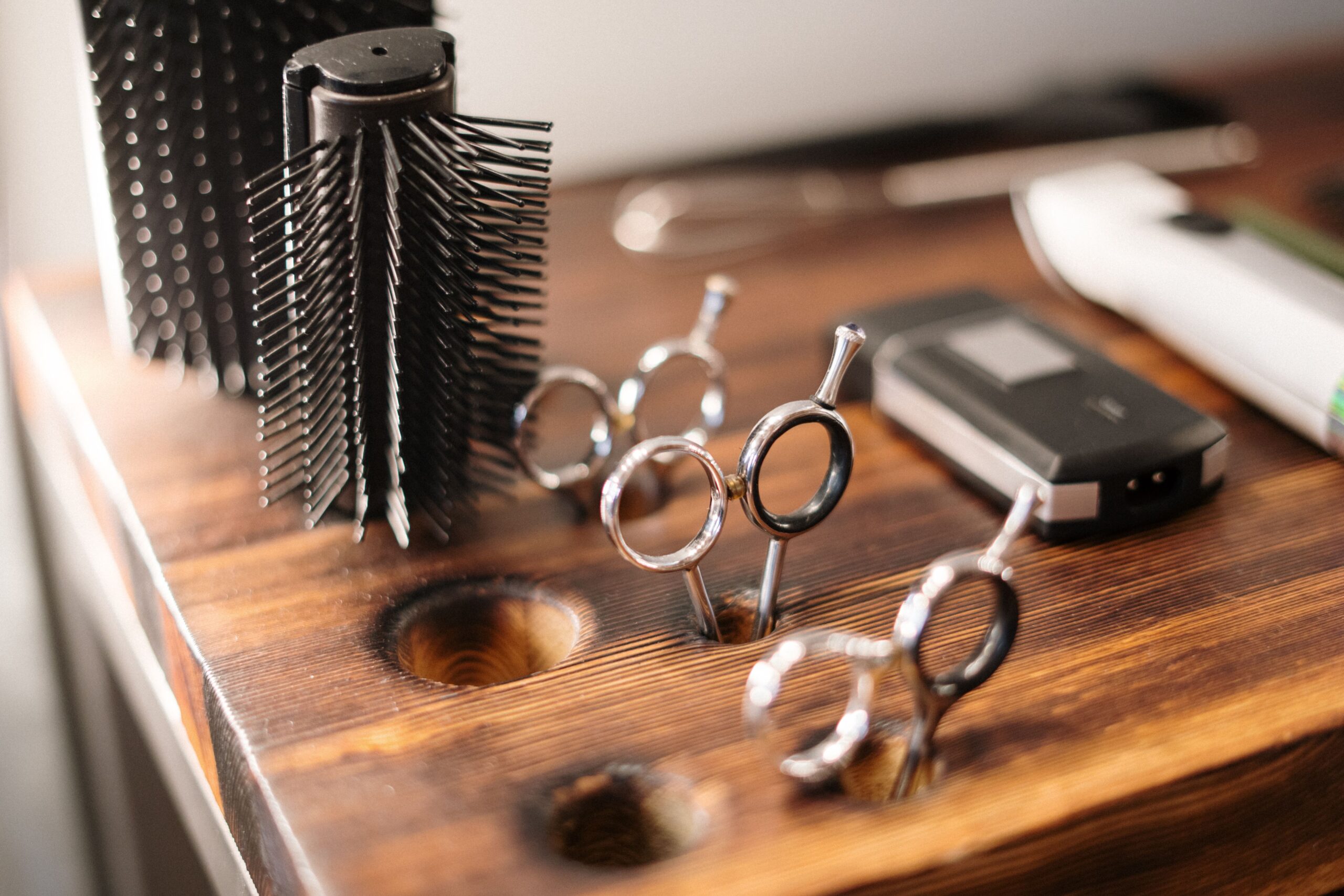 Thợ tạo mẫu tóc cho khách tại salon chuyên nghiệp