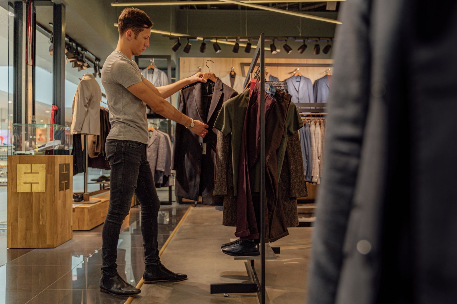 Khách nam chọn áo khoác blazer tại shop quần áo nam đẹp Quận 1 TPHCM