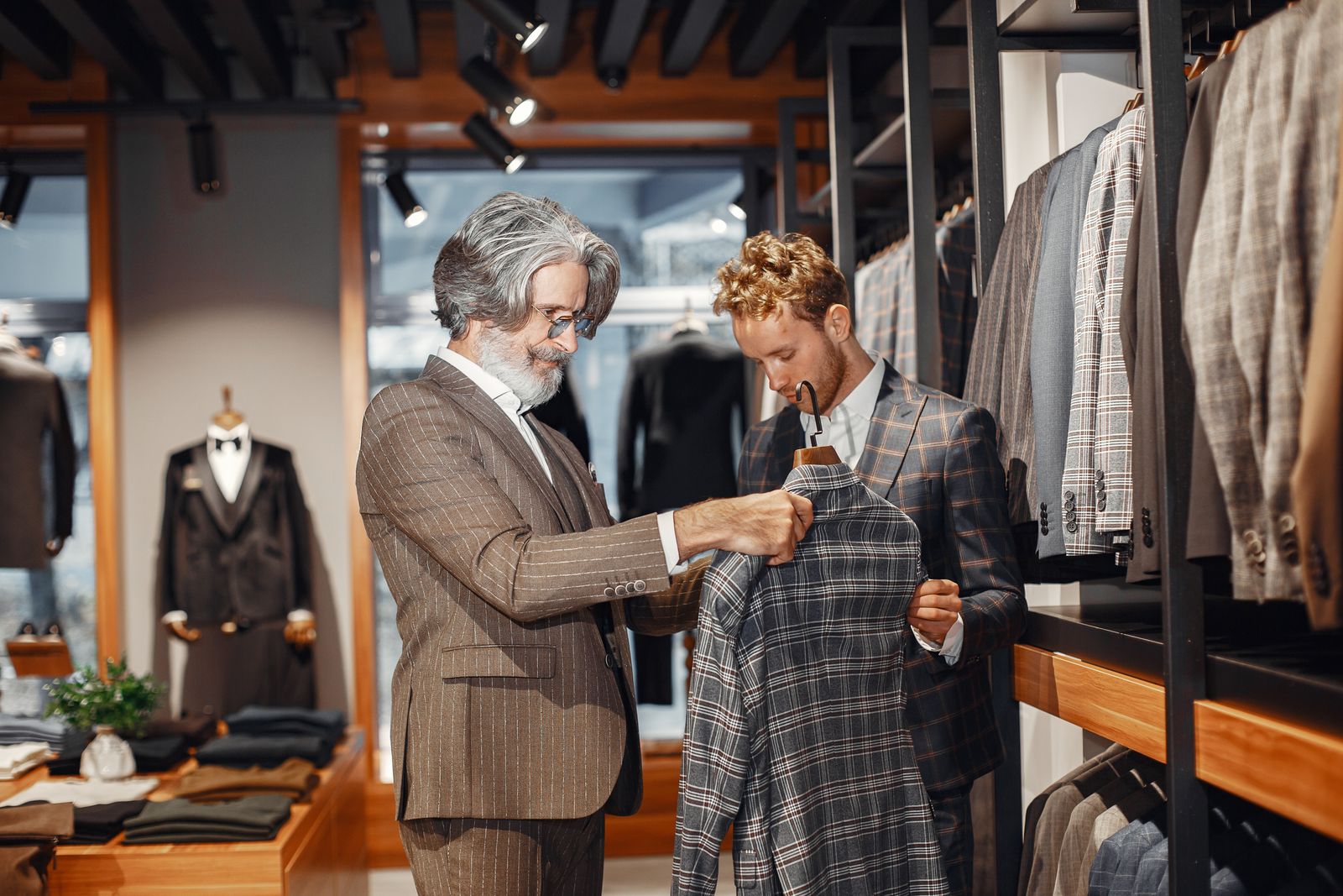 Nhân viên tư vấn khách chọn vest tại shop quần áo nam đẹp Quận 1 TPHCM