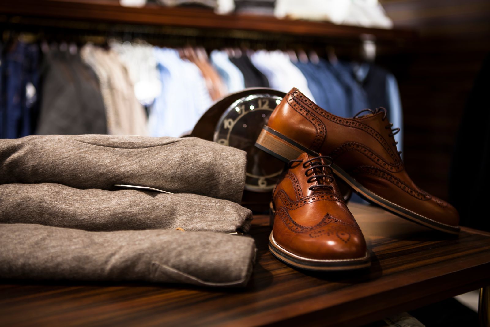 Giày da nam và áo len xếp gọn tại shop quần áo nam đẹp Quận 1 TPHCM