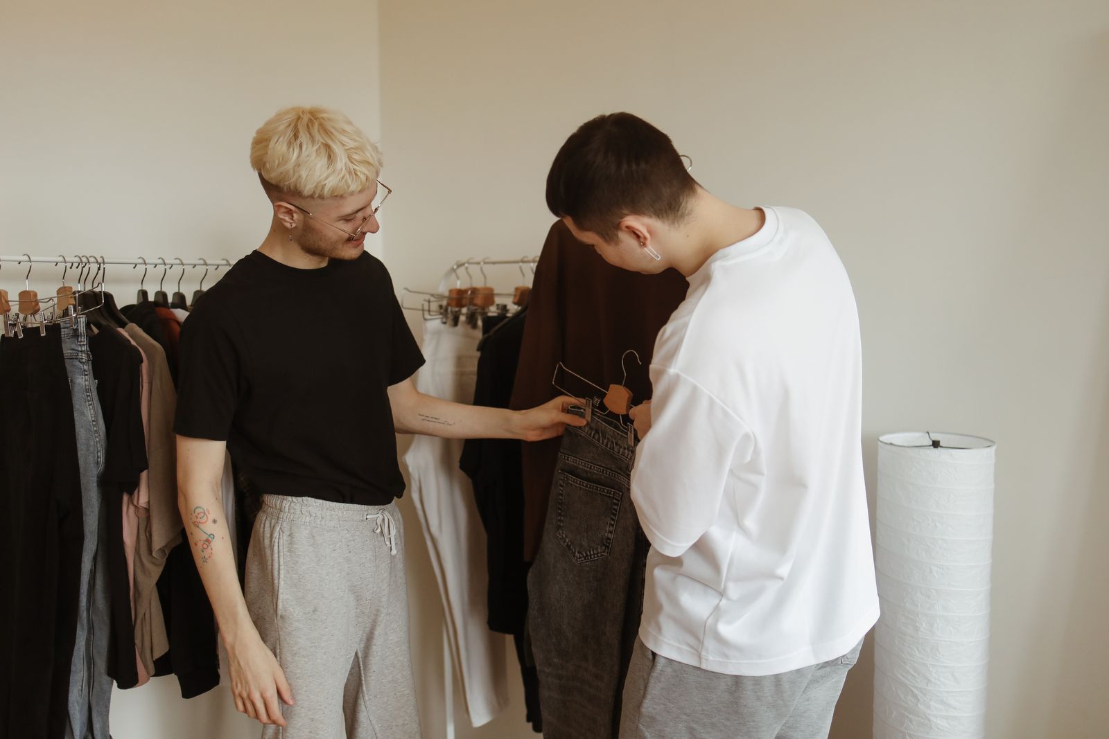 Nhân viên tư vấn phong cách cho khách nam tại shop quần áo đẹp Quận 1