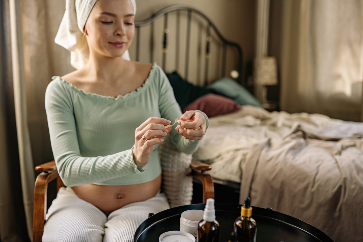 Bà bầu chăm sóc da mặt với sản phẩm skincare an toàn