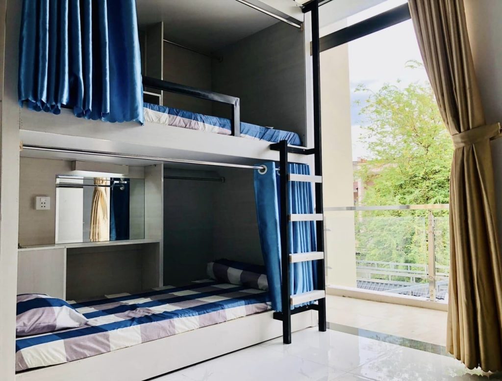 Sleepbox có rèm che riêng tư và cửa sổ lớn